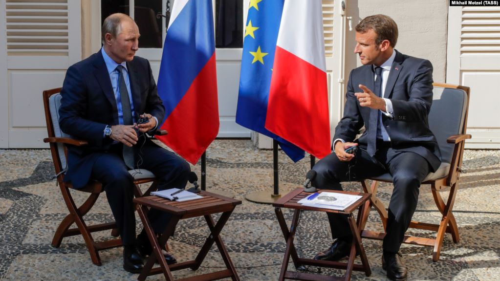 Макрон пообещал Путину вернуть Россию в "Большую восьмерку" при одном условии