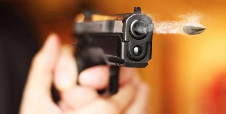 В Чернигове мужчина с ножом напал на полицейских: правоохранители применили оружие