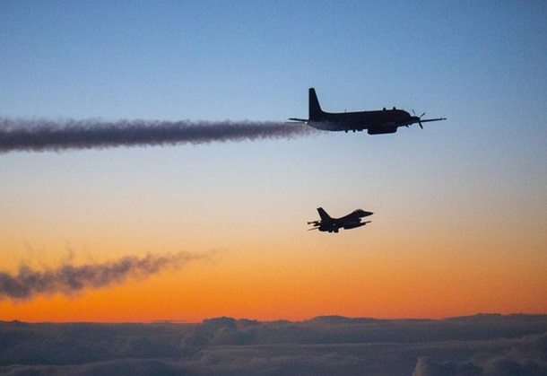 Бомбардировщики России летают над Балтикой с ракетами наготове