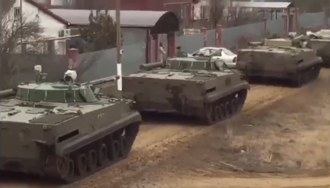 Мощная колонна российских танков на Луганск и Донецк: жители российского села показали, что творится сейчас на границе с Украиной, - кадры