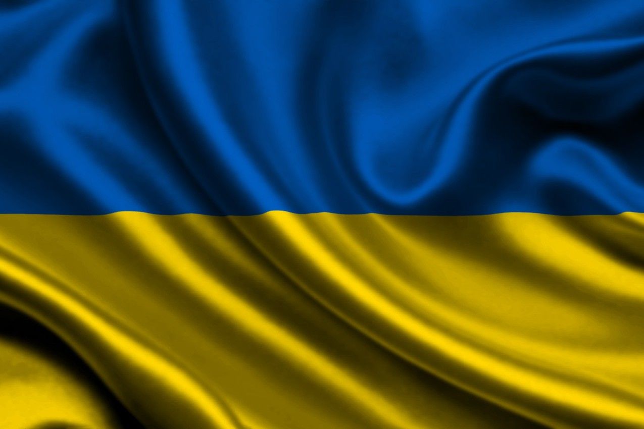 Облили водою та вирвали з рук: у парламенті Словаччини осквернили прапор України