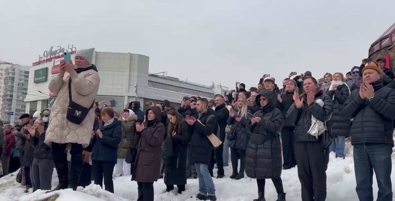В Москве у храма, где начинается отпевание Навального, люди скандируют: "Ты не боялся, и мы не боимся!"