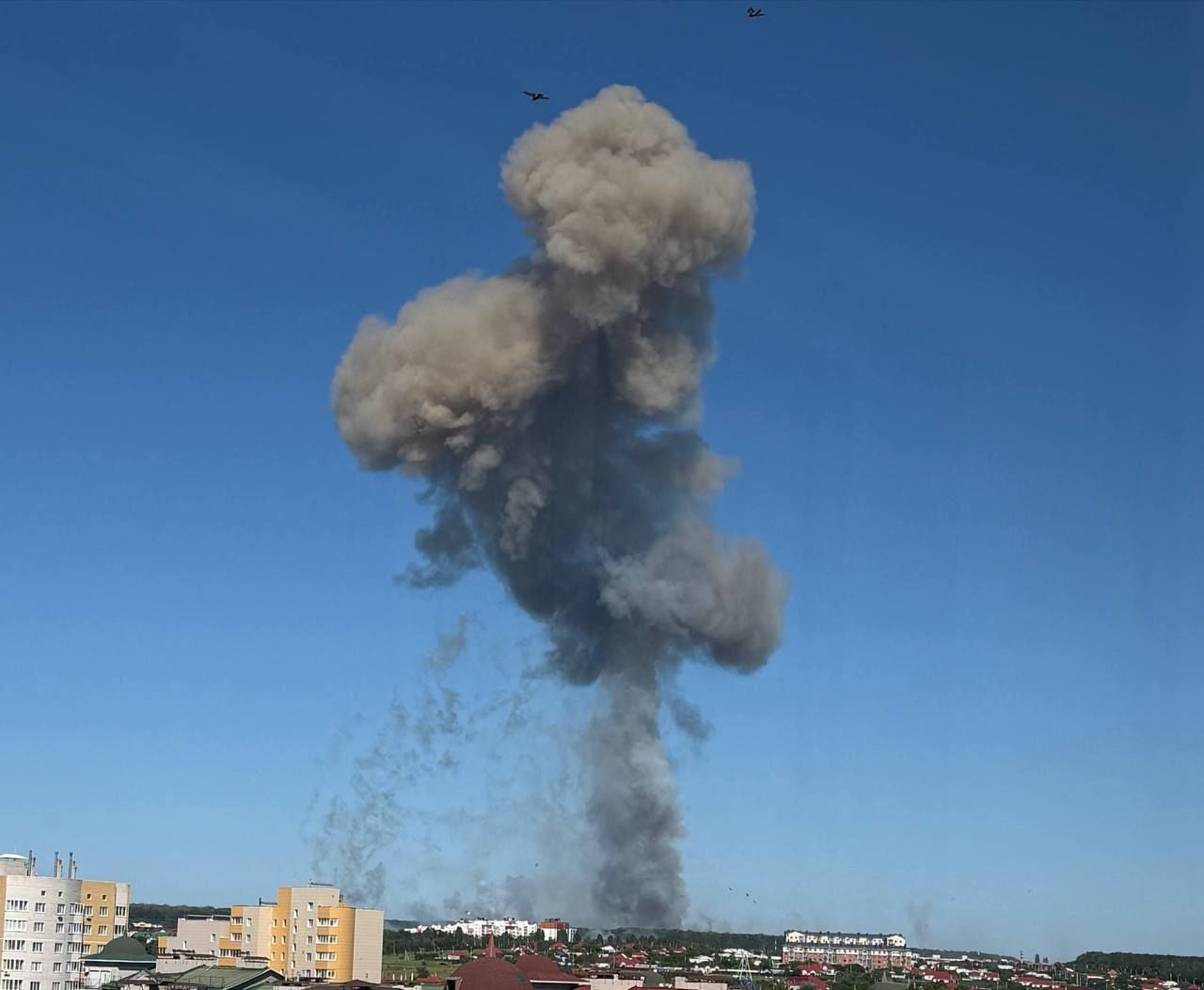Российский бомбардировщик случайно сбросил авиабомбу под Белгородом – над городом километровый гриб взрыва