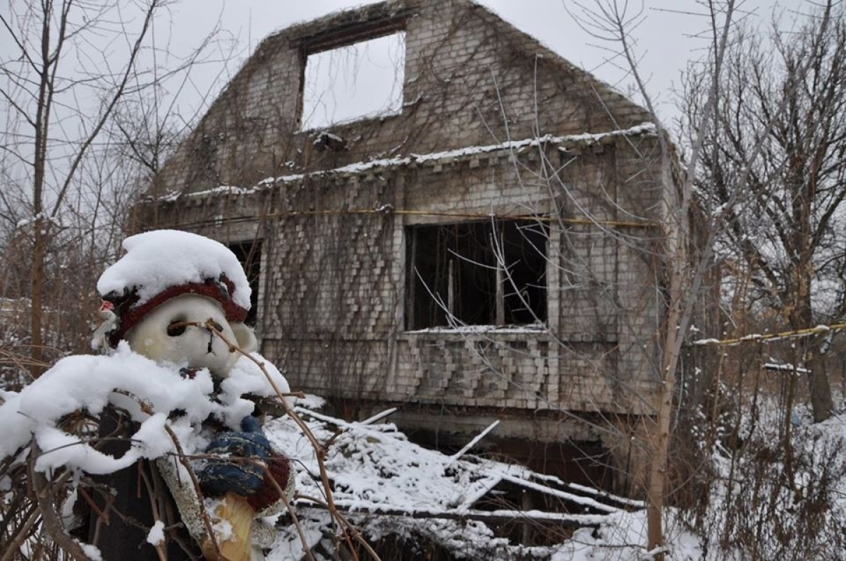 "А до 2014-го был элитный район": новые фото разрушенного боевиками поселка Пески