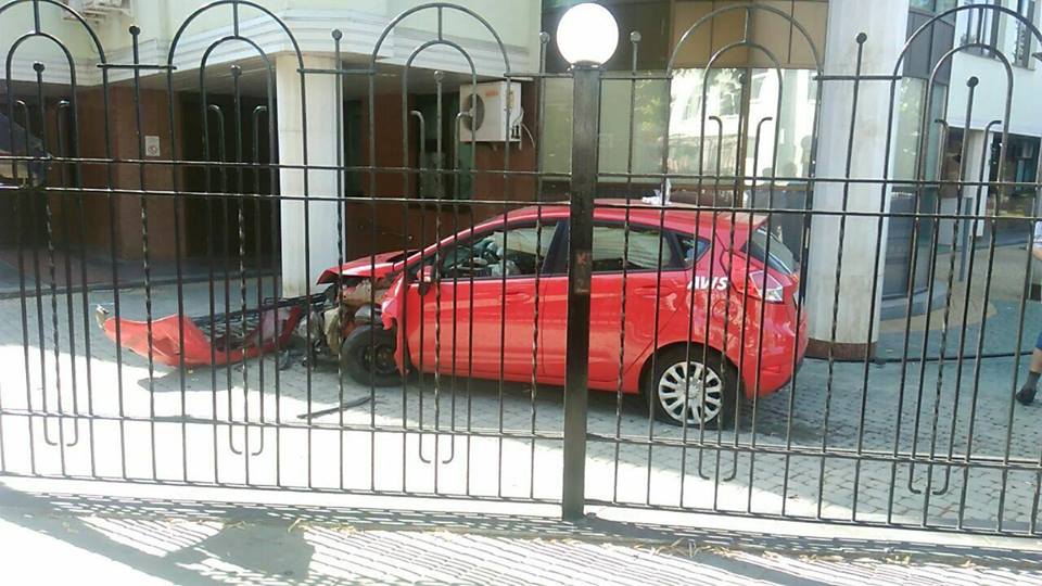 В Харькове гражданин США на "Форде" протаранил здание налоговой службы 