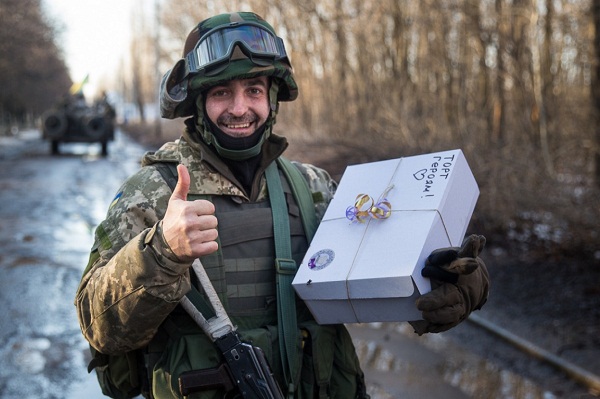 И создал Бог волонтера: бойцы с передовой поздравили украинских волонтеров с праздником - кадры