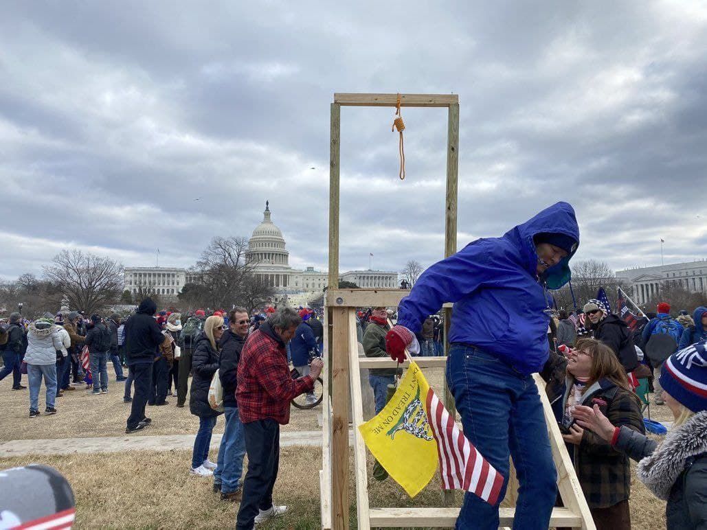 Беспорядки в Вашингтоне: трамписты установили виселицу напротив Капитолия, ситуация накаляется