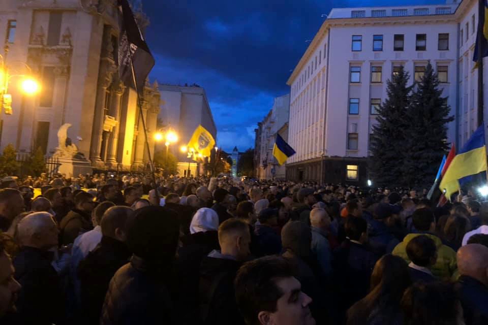 ​Сотни украинцев пришли под Офис президента и требуют Зеленского: подробности и кадры