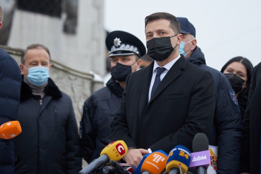​Зеленский приехал на место гибели 15 человек при пожаре в Харькове: "Нужно найти все такие объекты"