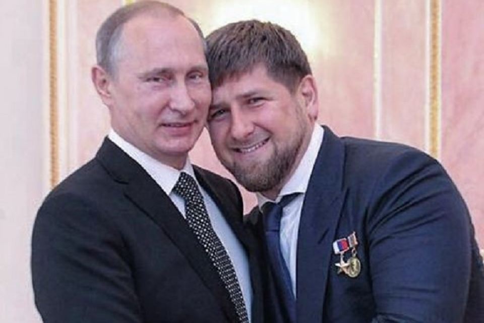 ​Премия “главный подлиза года” присуждается… Кадырову: глава Чечни эффектно прогнулся перед Путиным, благодаря смартфону iPhoneX