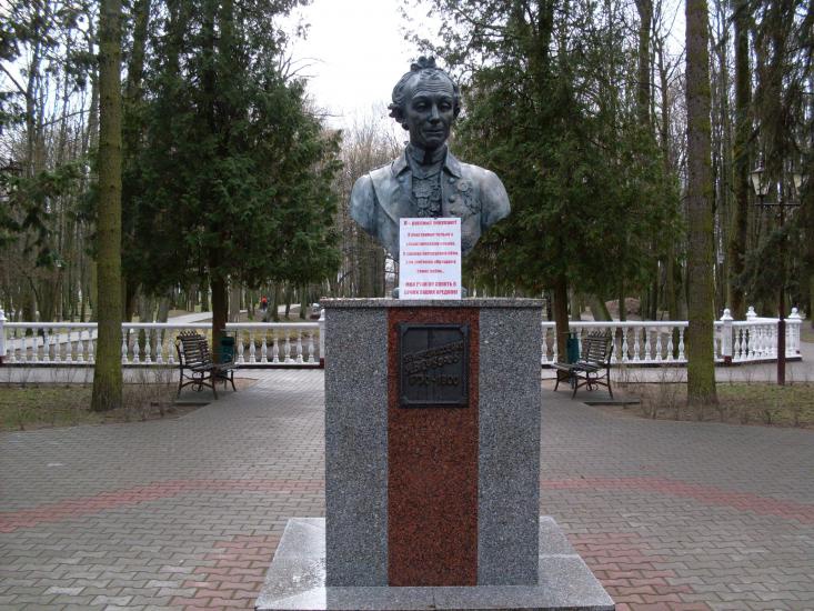 Белорусские памятники Суворову обвешали табличками "Я - русский оккупант"