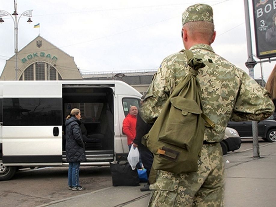 "Я тебя туда не посылала, ну и что, что ты воевал?!" - в Киеве контролер отказалась пускать в метро солдата АТО, хамски ответив отказом. Соцсети в бешенстве