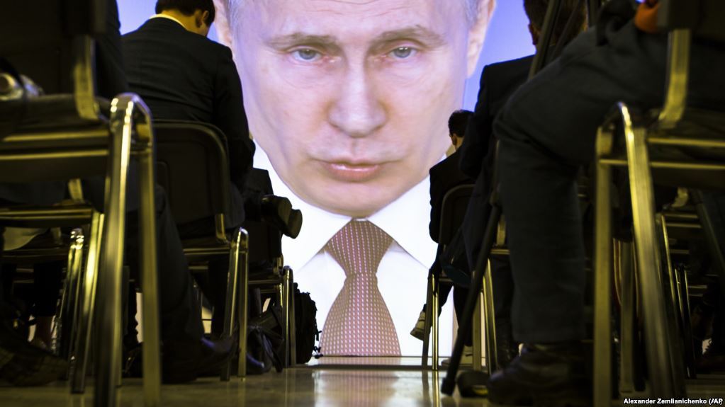 ​Путин возвел новую “стену”: президент РФ подписал законопроект о блокировке “порочащих” сайтов