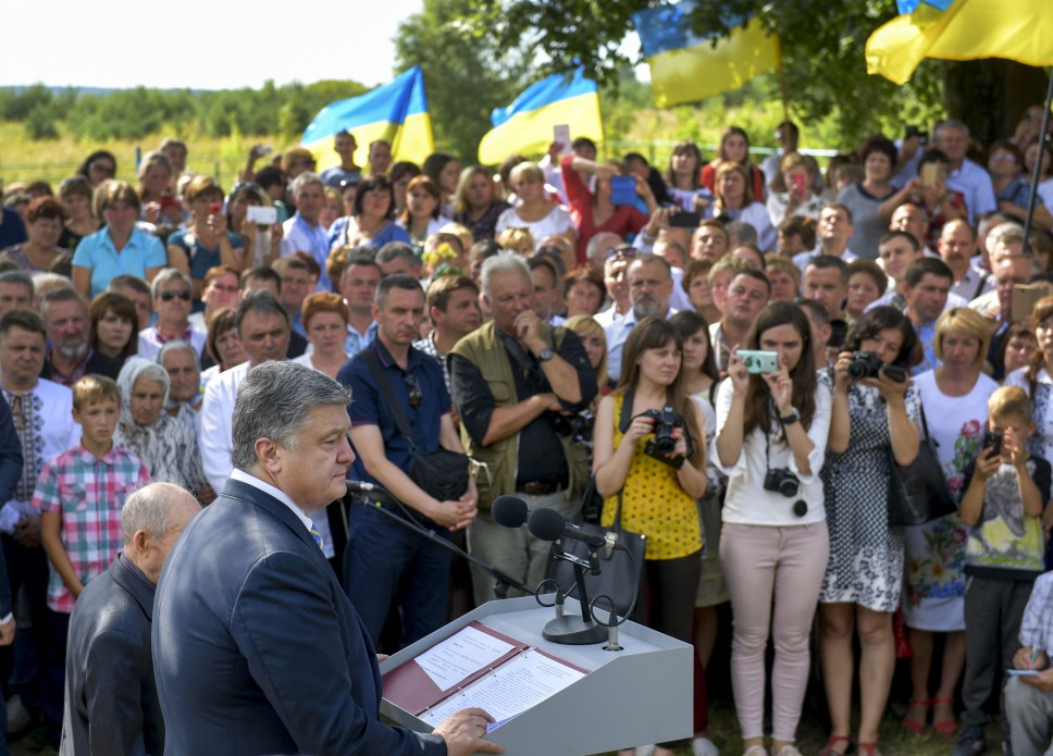 Порошенко исполнил Гимн Украины в память о жертвах Волынской трагедии и сделал громкое заявление о падении "русского мира"