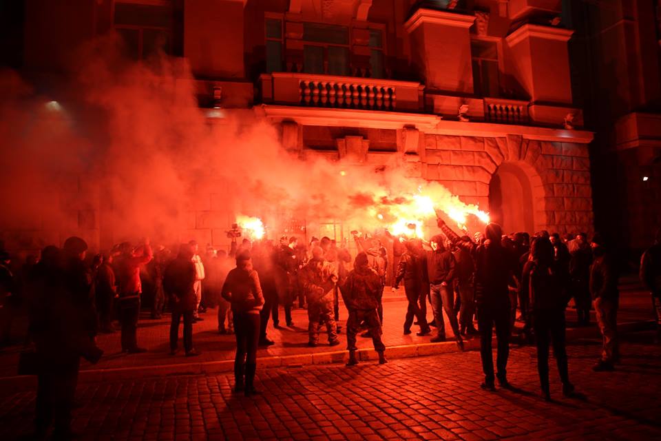 "Азов" провел протест "с огоньком" под СБУ в честь бойцов батальона, обвиненных в терроризме