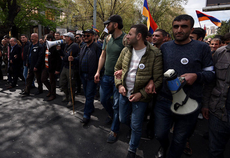 ​Протесты в Армении: устроившая круглосуточную акцию протеста оппозиция перекрыла 2 крупнейших транспортных узла Еревана - кадры