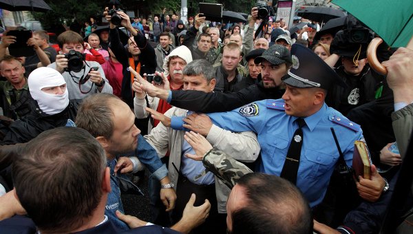 Матери украинских военных устроили митинг в самом центре Киева