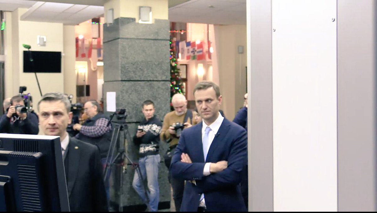 Навальный совершил еще один шаг к тому, чтобы стать главой РФ. Политик принес в Центризбирком РФ документы для того, чтобы его зарегистрировали на выборы - 2018