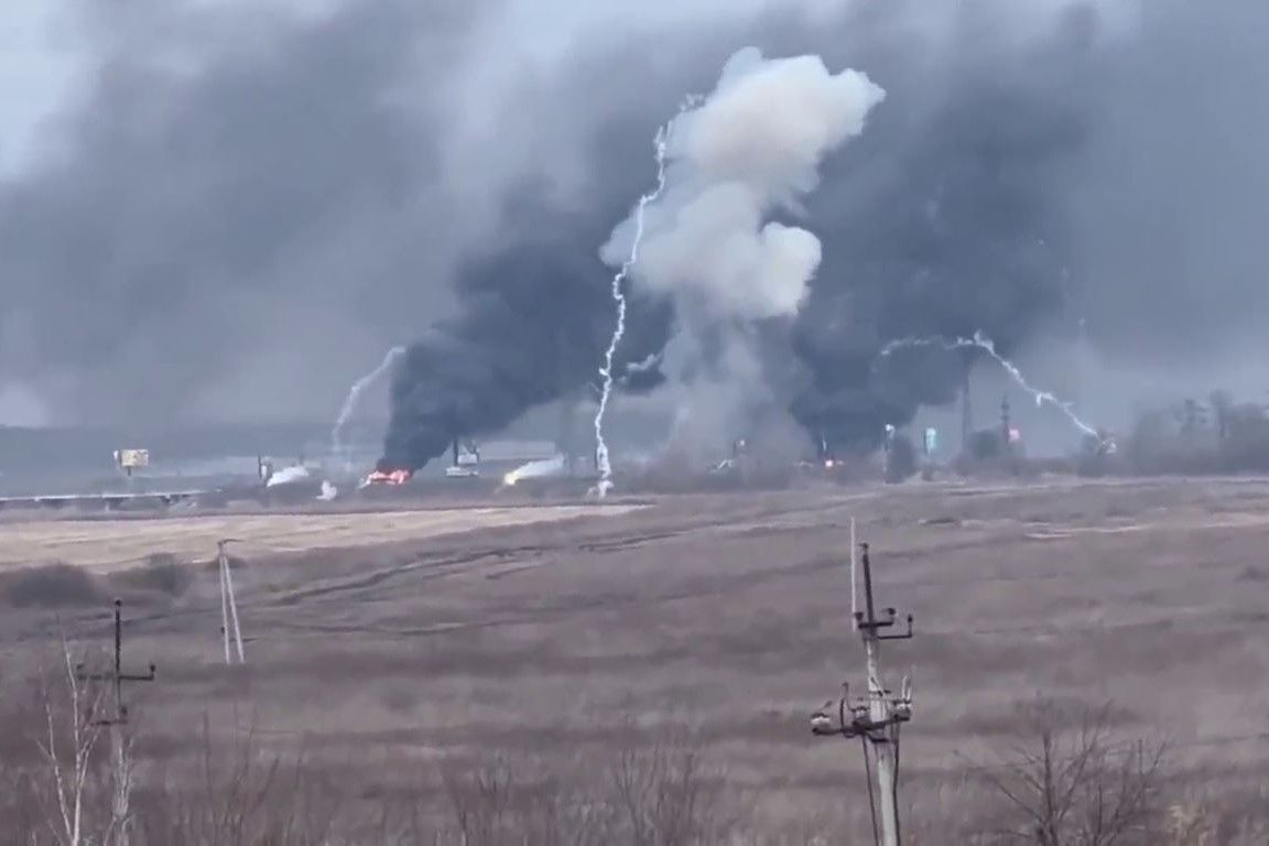 Второй день войны: всплыло уникальное видео, как ВСУ сожгли колонну кемеровского СОБРа в Ирпене