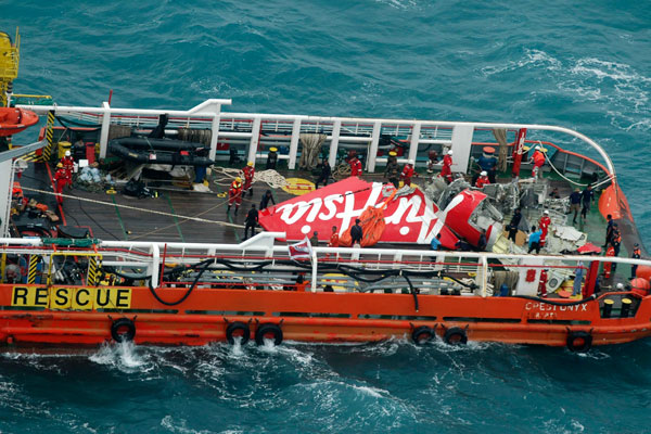 Спасатели не смогли поднять корпус разбившегося самолета Air Asia со дна моря