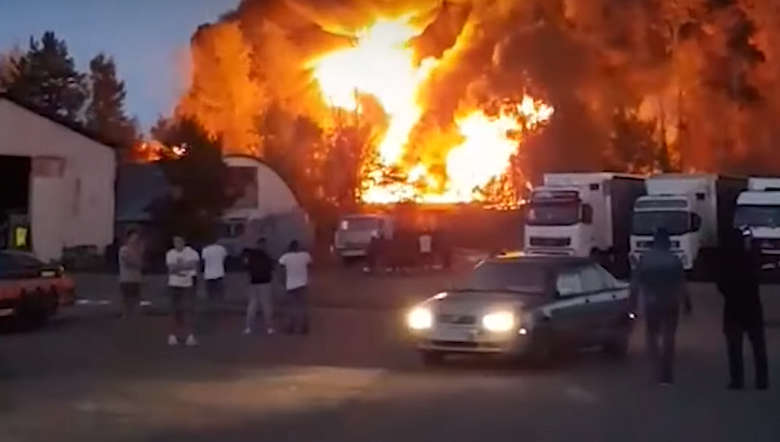 В России пылают склады с 500 тоннами масла: масштабный пожар охватил 5 тысяч квадратных метров – видео