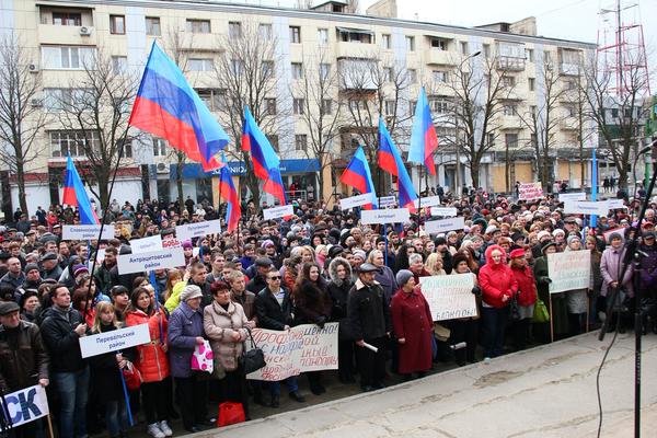 "Происходит взрыв памятника, а в ста метрах от него - праздник. В Донбассе создали извращенную реальность, непостижимую здравой психикой", - луганчанин