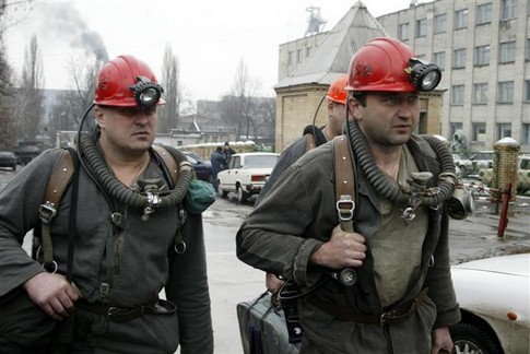 В Донецке тела погибших шахтеров привезли в морг для подготовки к похоронам