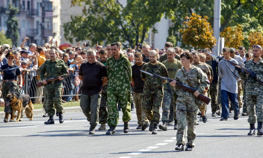 Боевики "ДНР" показали, как вели пленных украинцев по Донецку: кадры поражают жестокостью