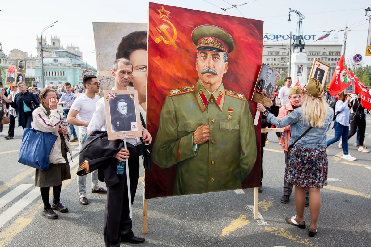 ​"Бессмертный полк" в Москве превратили в маскарад, деды воевали, чтобы над ними так издевались - скандальные кадры