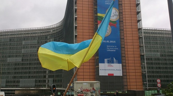 В Брюсселе под лозунгом "Остановите Путина" прошел митинг украинских активистов