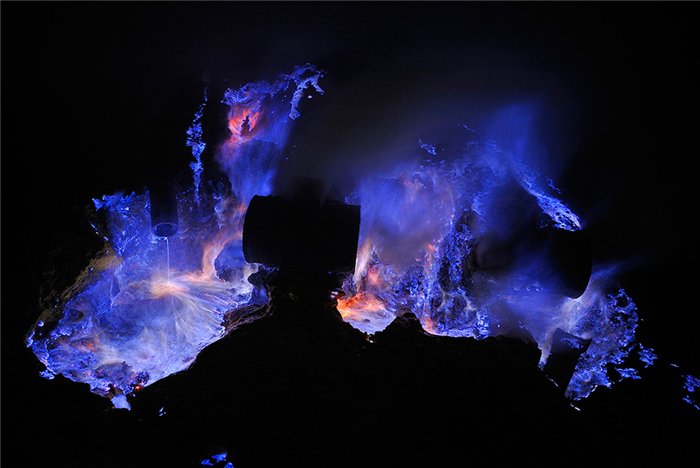 Загадочный синий цвет индонезийского вулкана: в чем секрет?