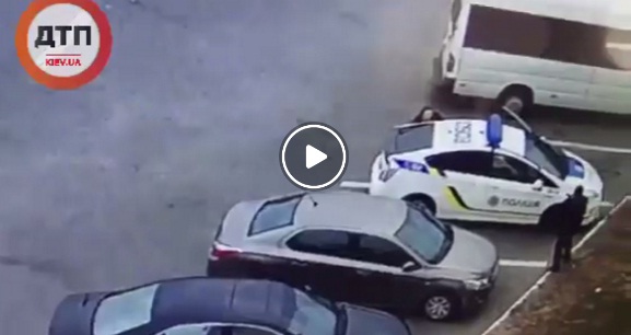 Первые кадры стрельбы с места убийства полицейского в Днепре: уголовник из Тореза расстрелял патрульного прямо в машине