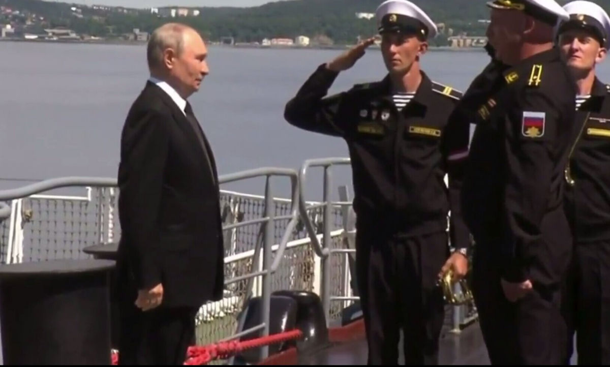 Путин решился подняться на борт корабля только за 8 тысяч километров от Украины