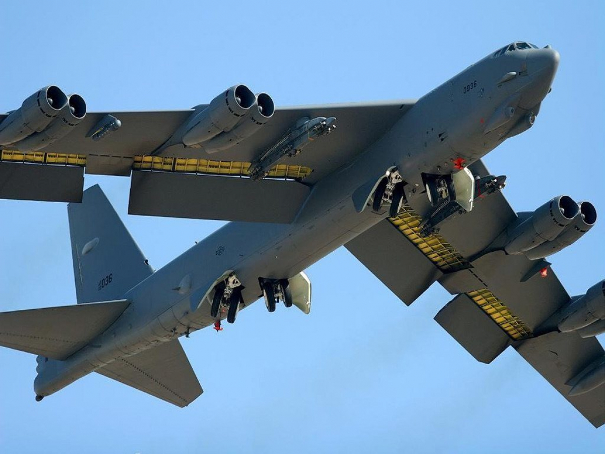 ​Два стратегических бомбардировщика B-52 ВВС США впервые осуществляют полет над Украиной: появилось фото