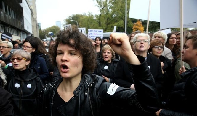 Тысячи пикетчиц вынудили сейм Польши отменить закон о полном запрете абортов