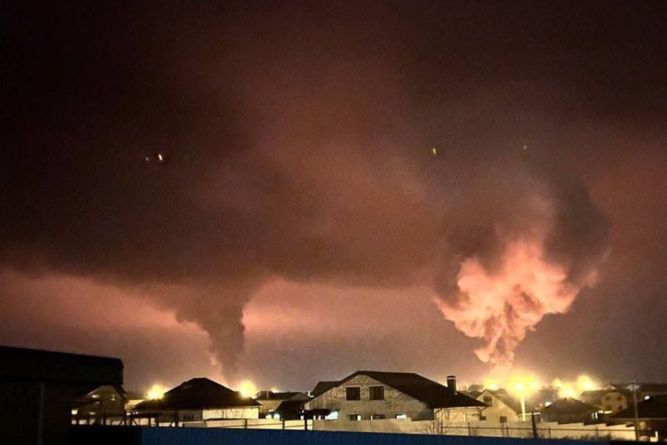 На Белгородчине пылает крупная подстанция: россияне заявляют о прилете БПЛА