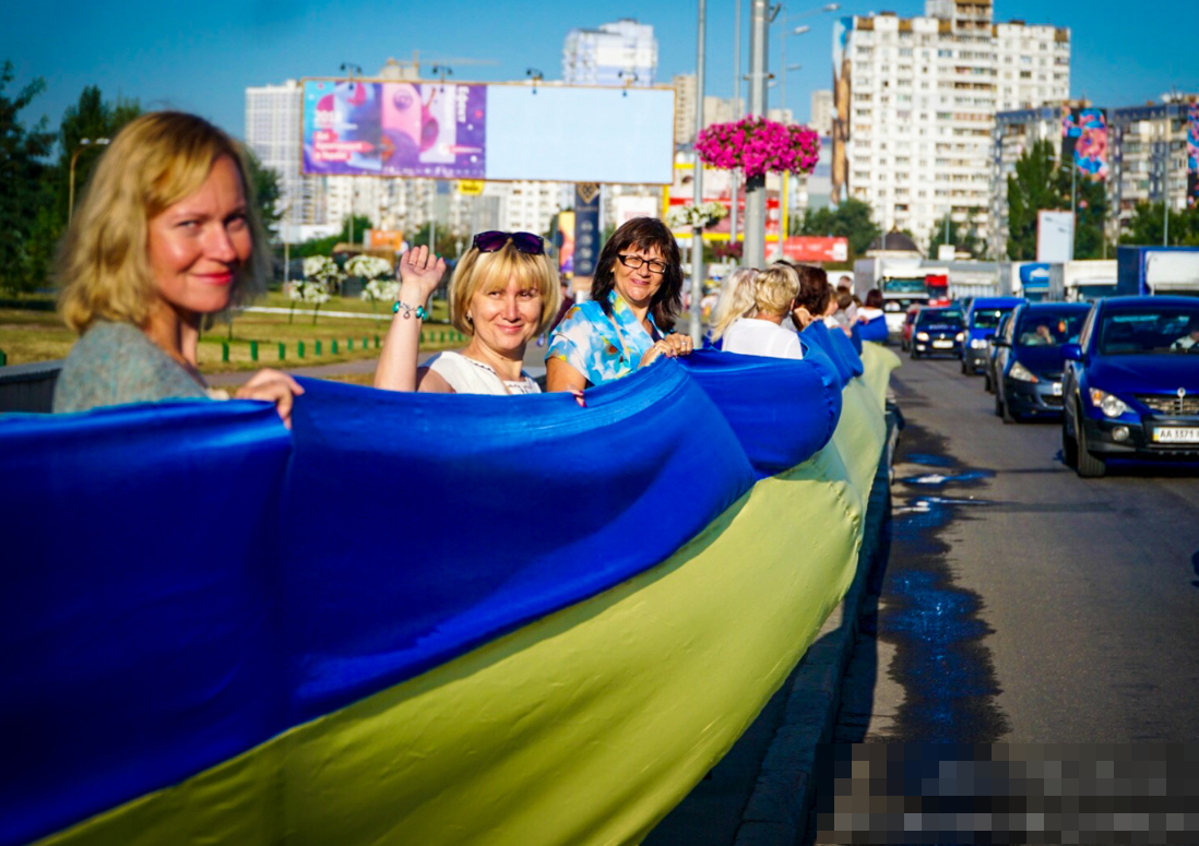 В Киеве развернули самый длинный в истории флаг Украины – впечатляющие кадры