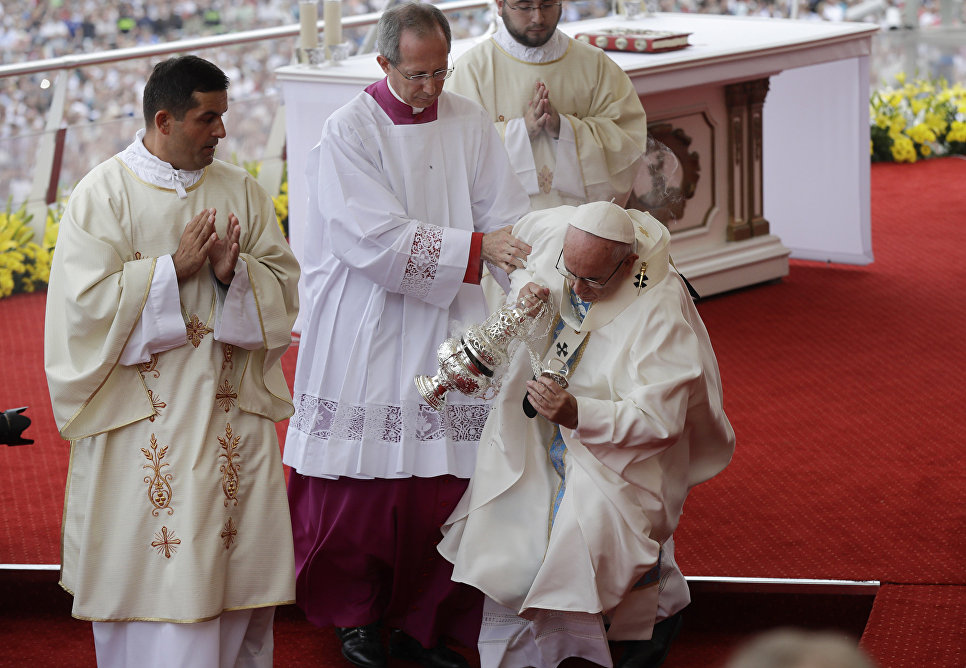 Сложная месса: 79-летний Папа Римский упал в обморок перед прихожанами в Польше