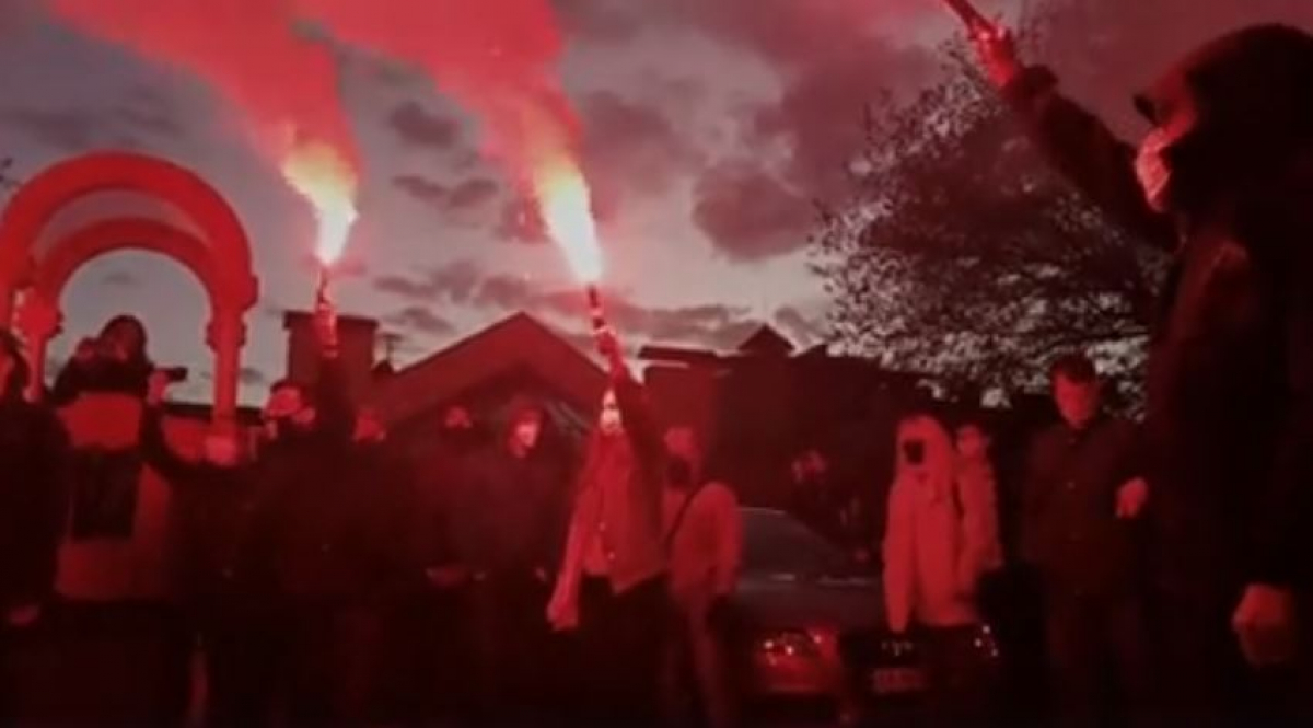 Дело Екатерины Гандзюк: активисты пришли к дому Венедиктовой и устроили под окнами "огненное шоу"