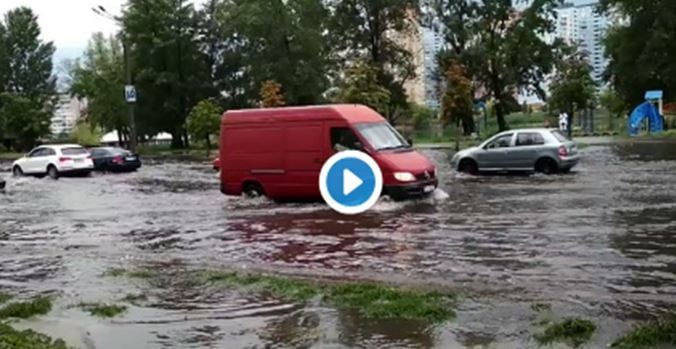 Киев залил сильный дождь: затоплены дороги и подъезды, улицы превратились в реки - кадры
