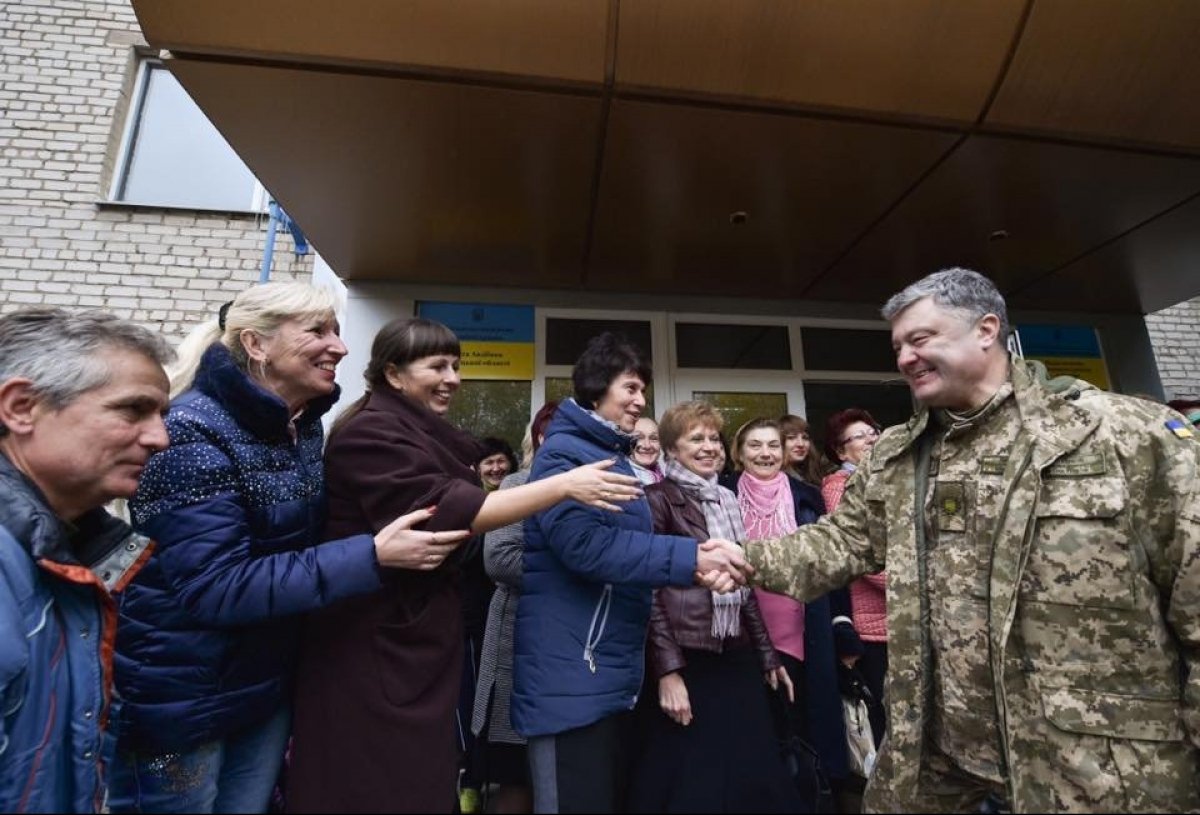 "Они не могли поверить, что президент прибудет в такой опасный участок", - как реагировали местные жители на приезд Порошенко в Авдеевку