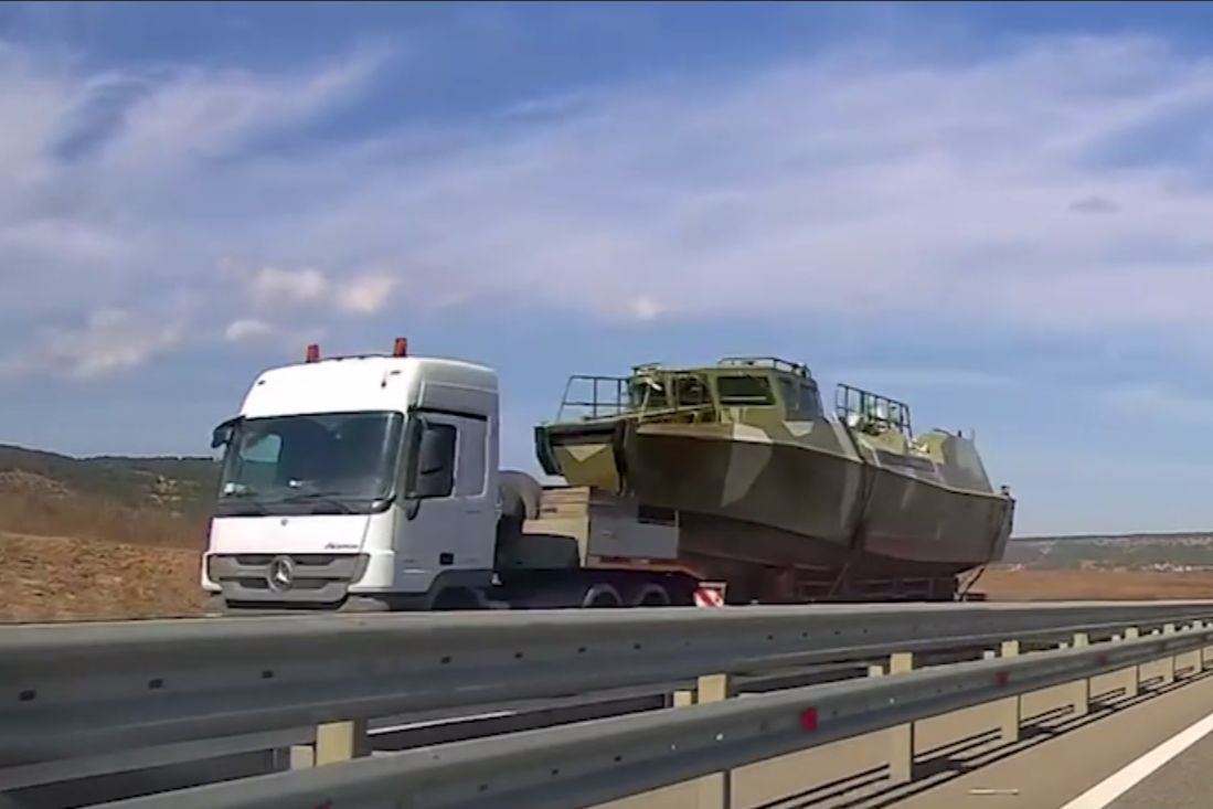 У оккупантов в Крыму мандраж из-за морских дронов ВСУ: замечена переброска "Рапторов" по суше