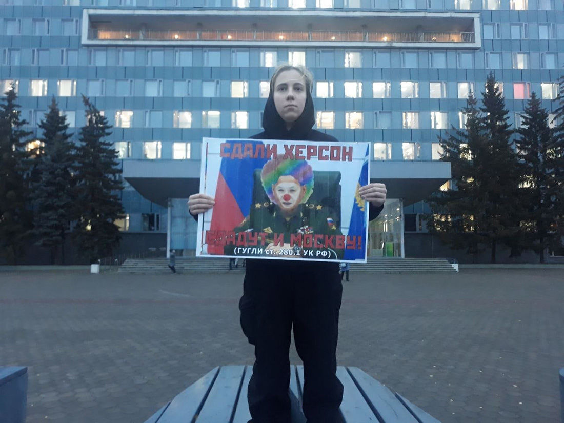 ​Началось: в РФ националисты выходят на одиночные митинги против Шойгу и Путина