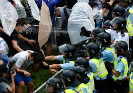 К протестующим Гонконга власти готовы применить силу