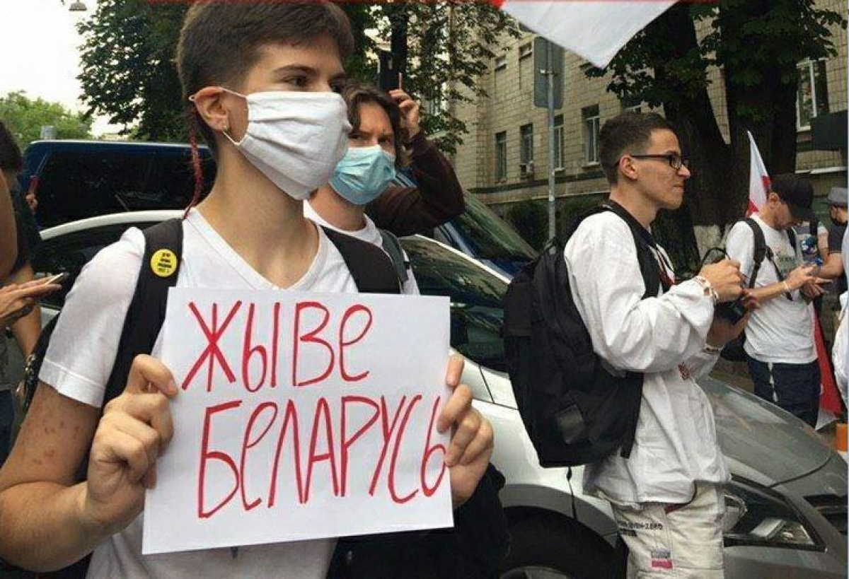 Возле Посольства Беларуси в Киеве возобновились протесты: активисты жгут фаеры, на место прибыла полиция