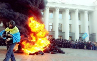 У Верховной Рады прогремели взрывы, митингующие сломали забор