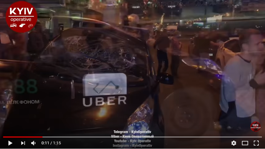 Разъяренная толпа била авто и требовала самосуд над водителем Uber, который снес остановку в Киеве: кадры ДТП 