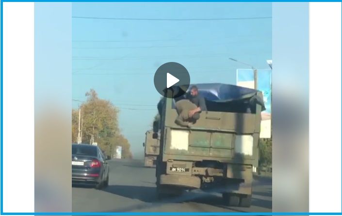 Российские военные, убегая из Херсона, подрались прямо в машине – появилось видео