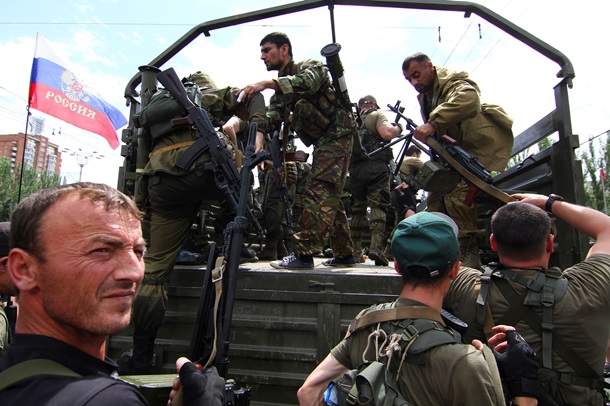 Российские наемники, чтобы выжить в оккупированном Донбассе, массово распродают присланное Путиным оружие: у оккупантов начались тотальные аресты и "подвалы"