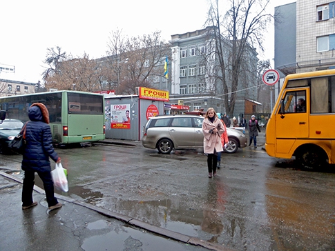 Грузовик снес остановку с людьми в Киеве, протащив ее по дороге несколько метров: опубликованы страшные кадры резонансного ДТП с пострадавшими